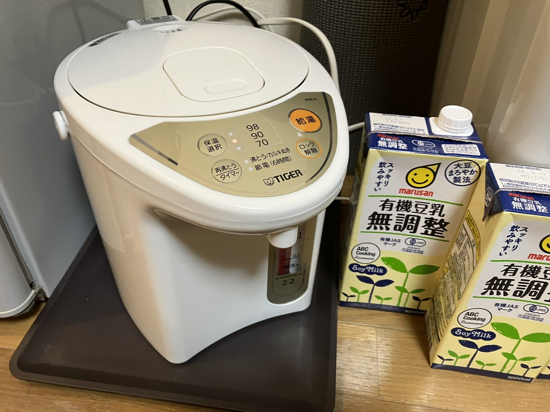 水漏れしていた15年物の電動ポットを買い替えてトレーも敷いた！今回も毎回安心のタイガー製品です！ - 氷河期攻略ミニマリスト